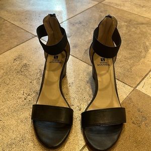 Almost brand new White Mountain heels!